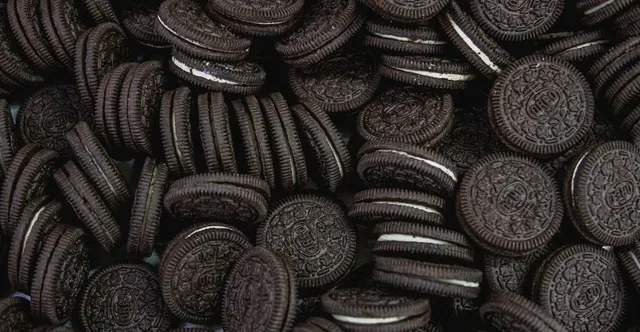 Black Cocoa Explained: pH, Fat, and the Powder Behind Oreos